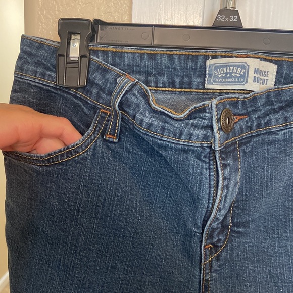 Signature Levi Strauss Mid Rise Dark Wash Blue Jean's - Picture 2 of 5